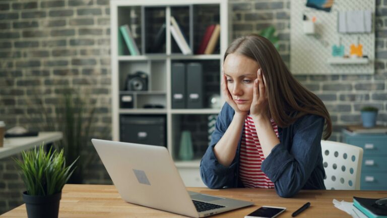 Jeune femme stressée à son bureau