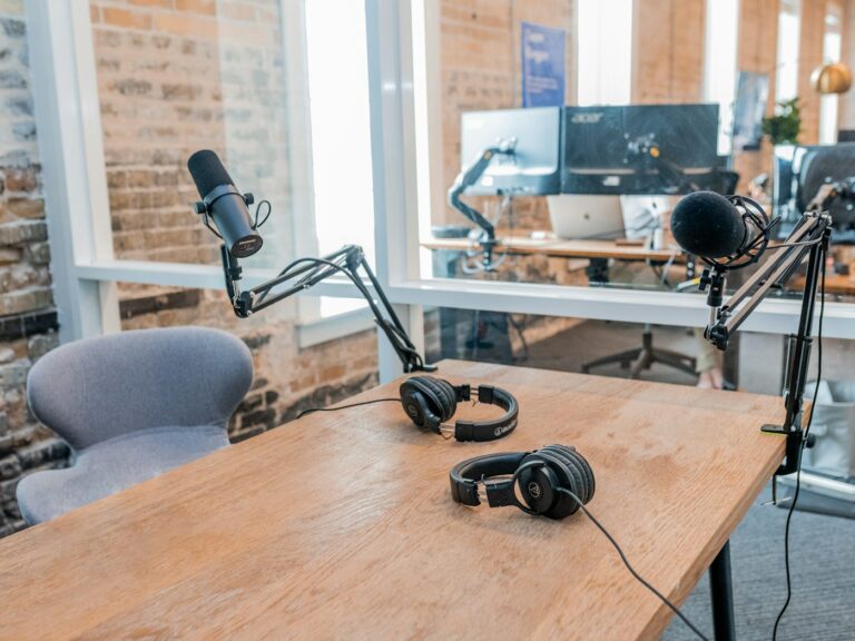 Studio de podcast avec micros et casques