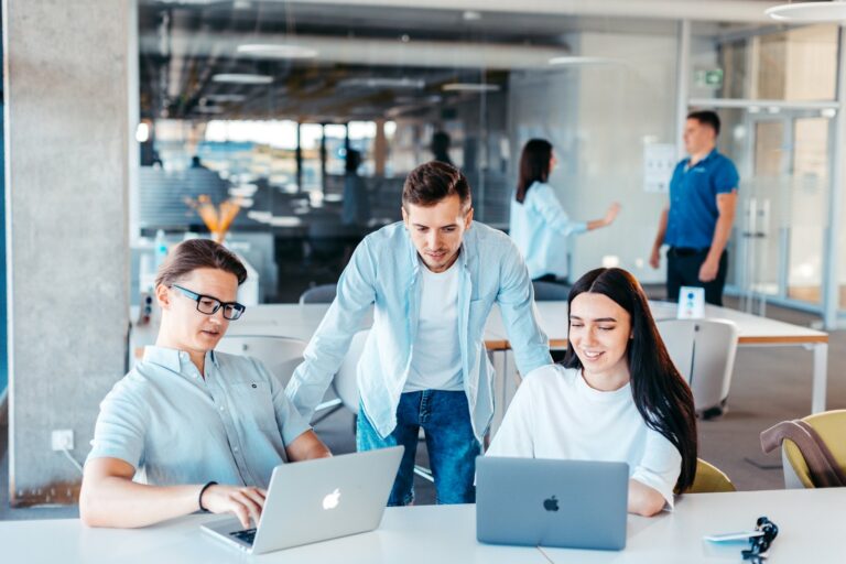 Jeunes collègues réunis autour d'un ordinateur au bureau