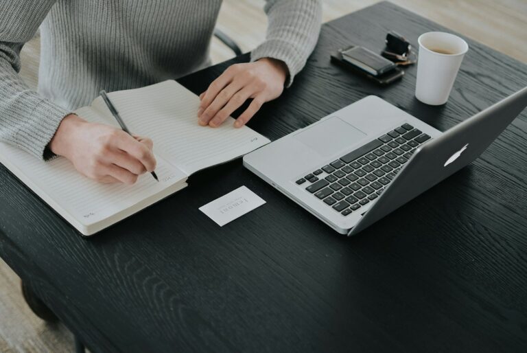 Prise de notes à côté d'un ordinateur portable
