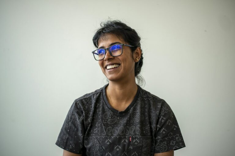 Portrait d'une personne souriante