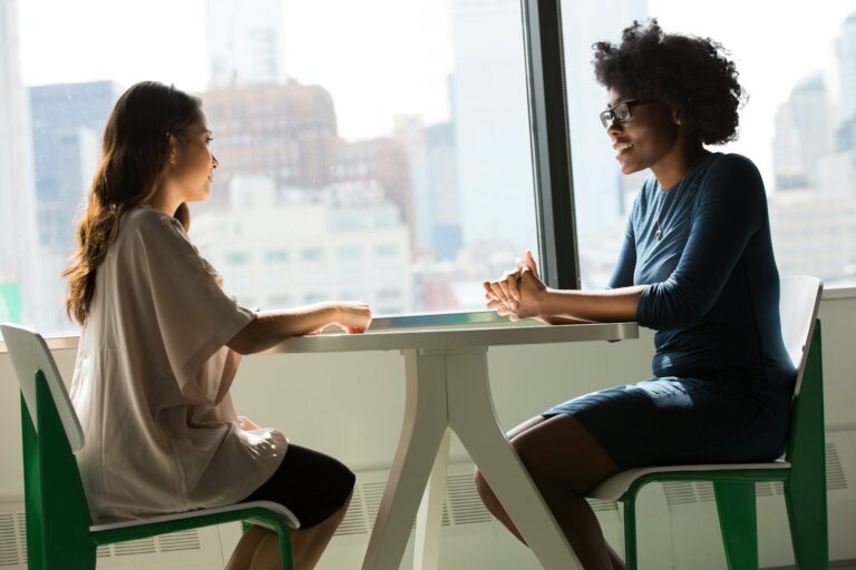 Entretien d'embauche entre deux femmes