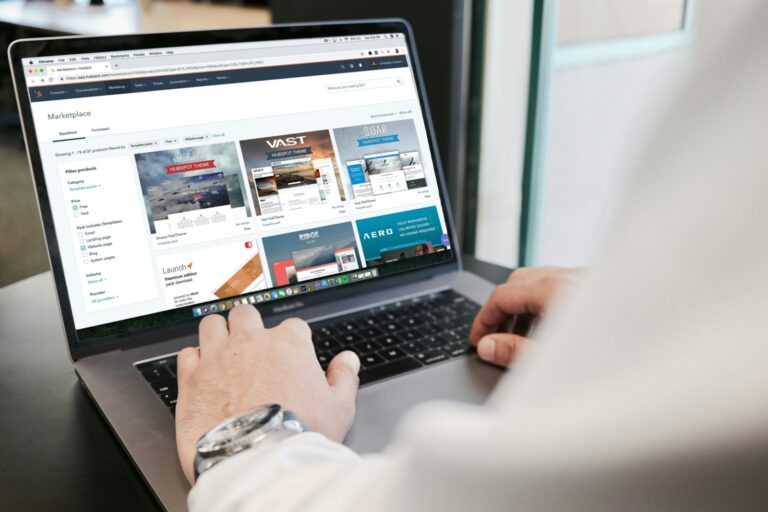 Navigation sur un site web depuis un ordinateur portable
