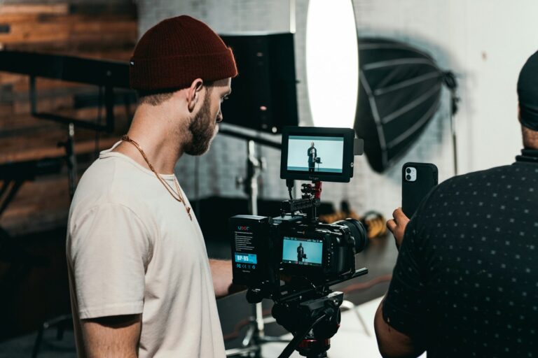 Tournage vidéo en entreprise, caméra et collaborateur
